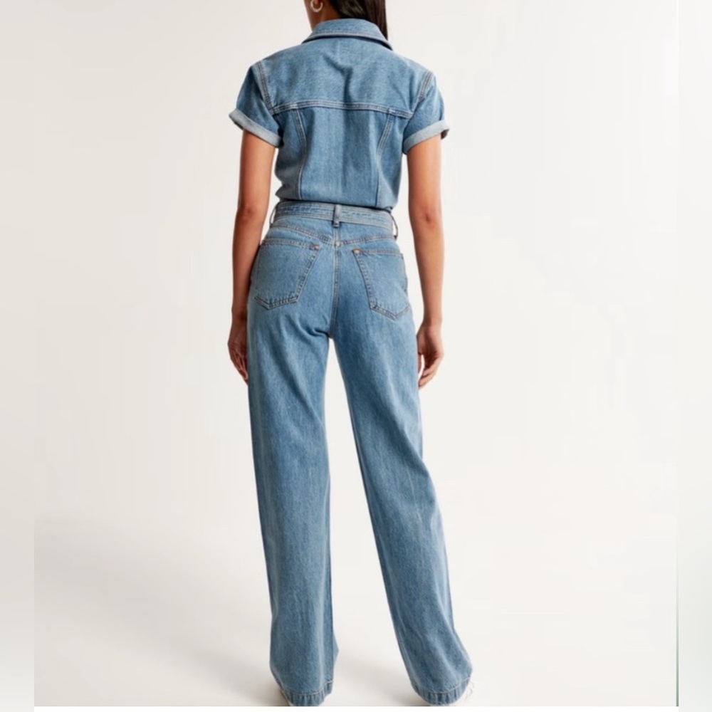 NWOT ABERCROMBIE & Fitch women's 90s
Relaxed Denim Jumpsuit size L - Picture 2 of 11